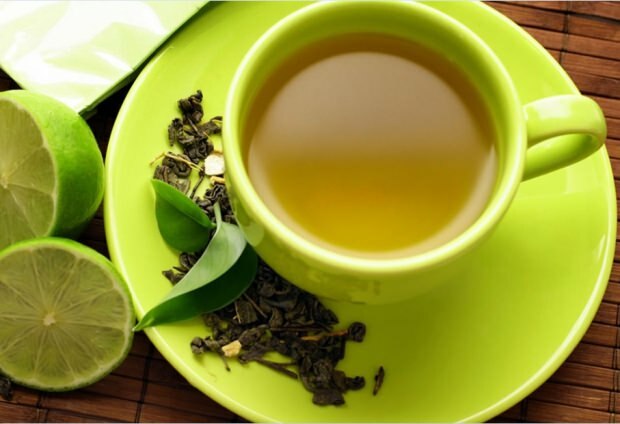 Легко ослабленная смесь зеленого чая и минеральной воды