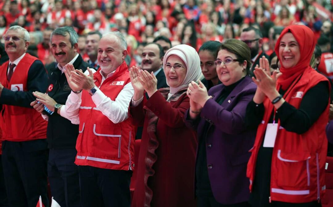 Эмине Эрдоган выступила на церемонии вручения международной волонтерской премии «Красный жилет».