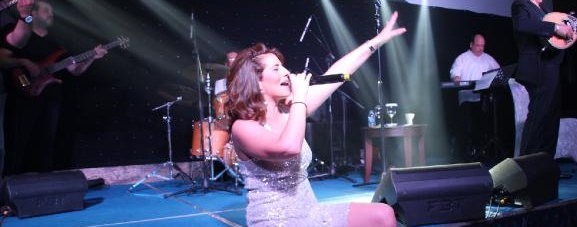 Греческая певица Анастасия Калогеропулу выступила в ТРСК, объявлена ​​предателем