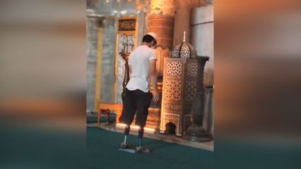 Молодой человек молится с протезами ног в соборе Святой Софии!