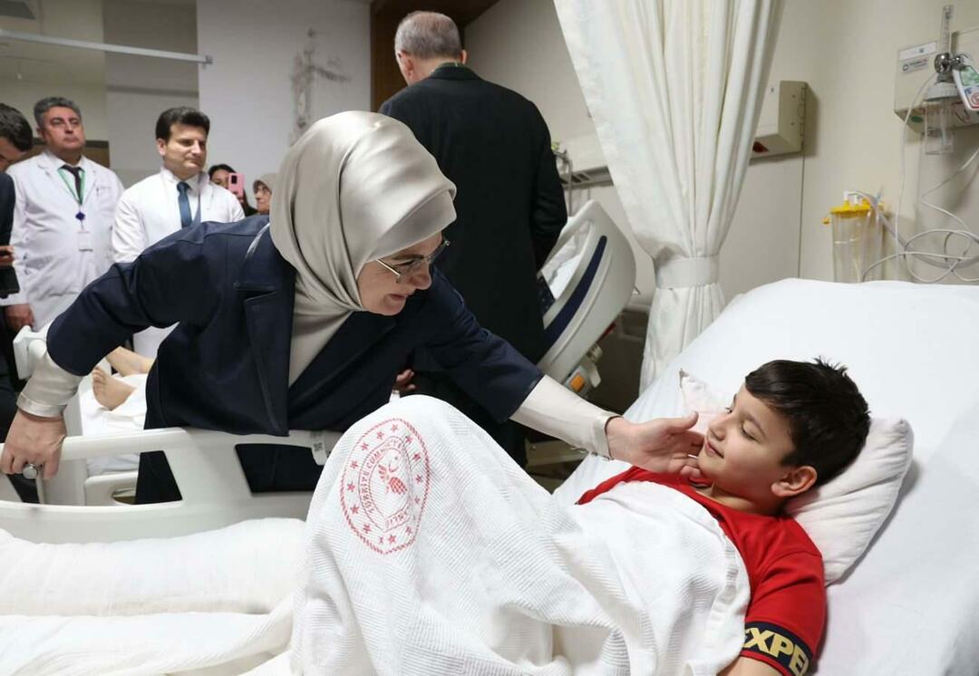 Президент Эрдоган и его супруга Эмине Эрдоган посетили пострадавших от землетрясения