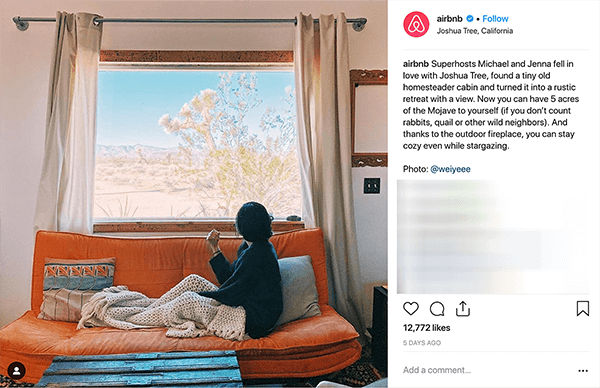 Это скриншот публикации в Instagram от Airbnb. В нем рассказывается история пары, которая принимает людей к себе домой через Airbnb. На фото кто-то сидит на оранжевом диване под бежевым вязанным пледом и смотрит в окно на пустынный пейзаж. Мелисса Кассера говорит, что эти истории являются примером бизнеса, использующего преодоление сюжетной линии монстра в своем маркетинге в социальных сетях.
