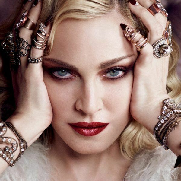 Мадонна подала в суд на поклонника Холландера