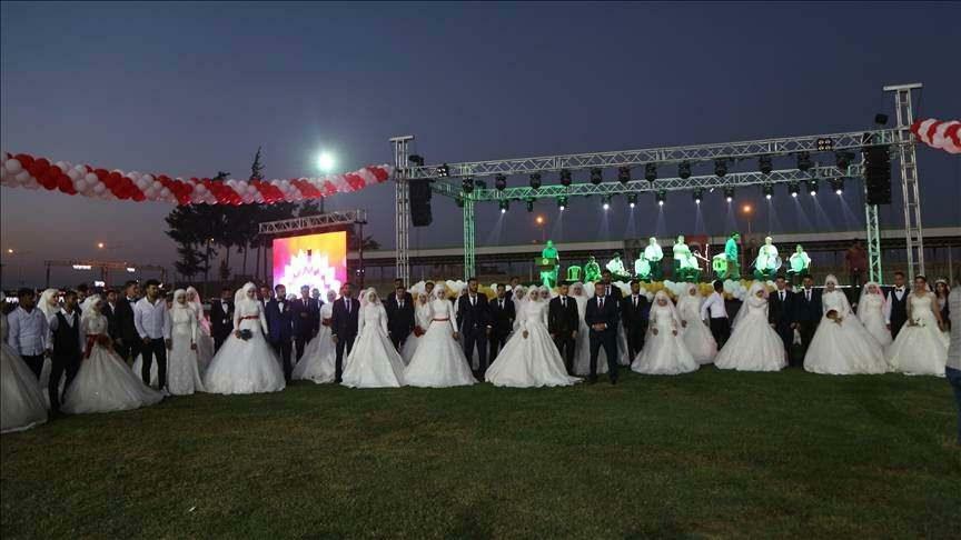 Проведены свадьбы и венчания в честь 100 пострадавших от землетрясения