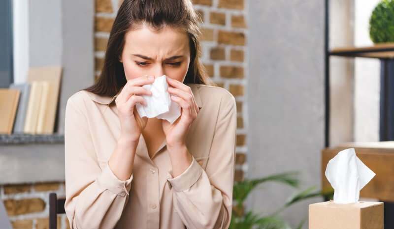Насморк также возникает при аллергической глазной лихорадке. 