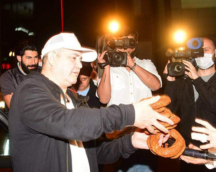 Шафак Сезер раздает журналистам рогалики