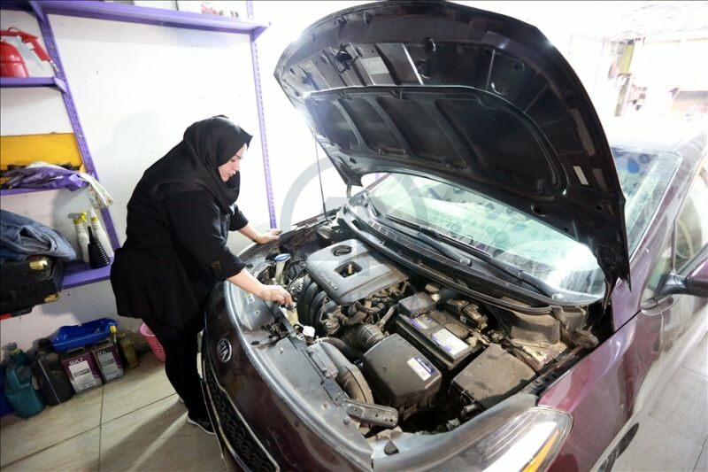 Две выпускницы университета Ум Риза стала первой женщиной-автомехаником в Багдаде