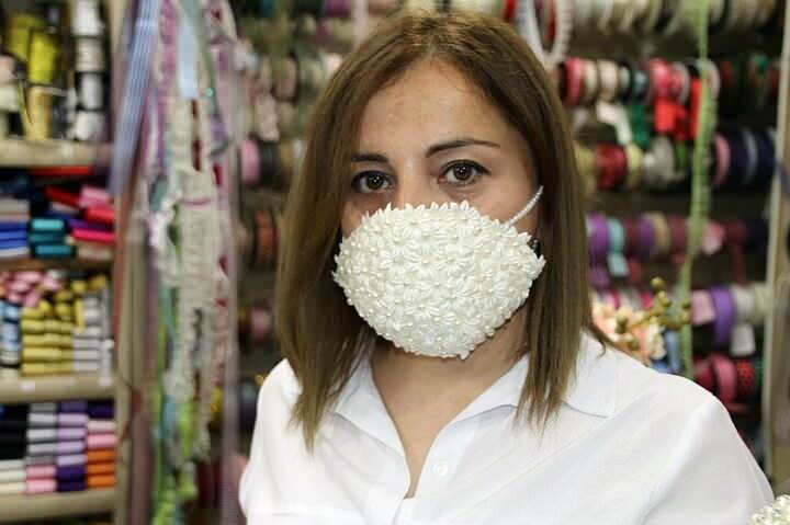 Как сделать невесту маской в ​​домашних условиях? Обработка гипюра и бус на маске
