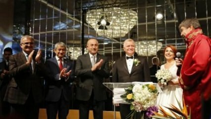 Министр иностранных дел Чавушоглу принял участие в свадебной церемонии в Анталии