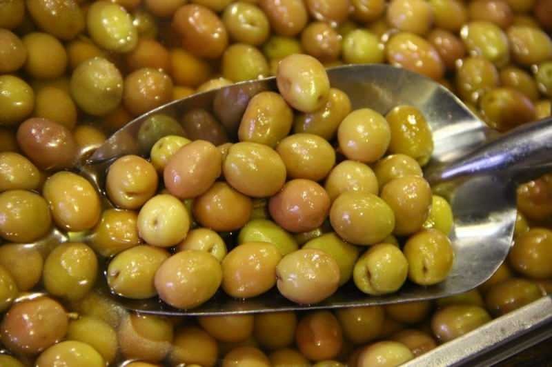 Менее соленые зеленые оливки следует употреблять вместо соленых зеленых оливок