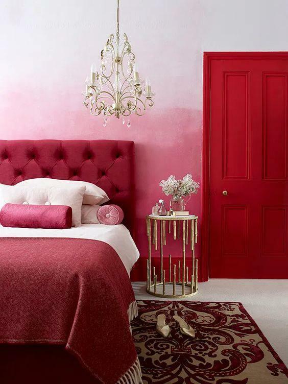 Красно-розовое оформление спальни