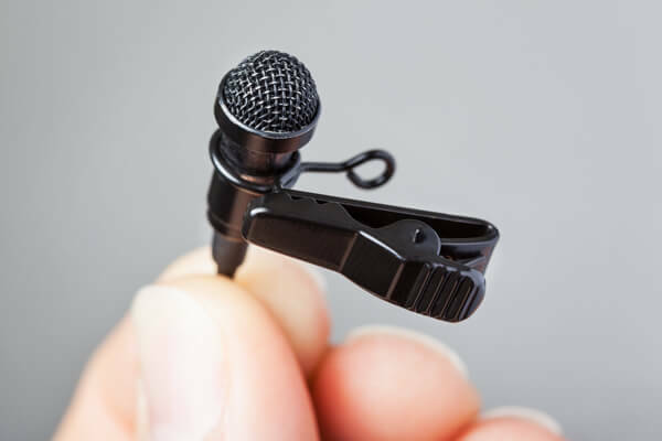 Прикрепите петличный микрофон к одежде для работы без помощи рук.
